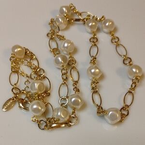 -SOLD-   Mary Kay Faux Pearl Elegant Gold tone Accents  Necklace